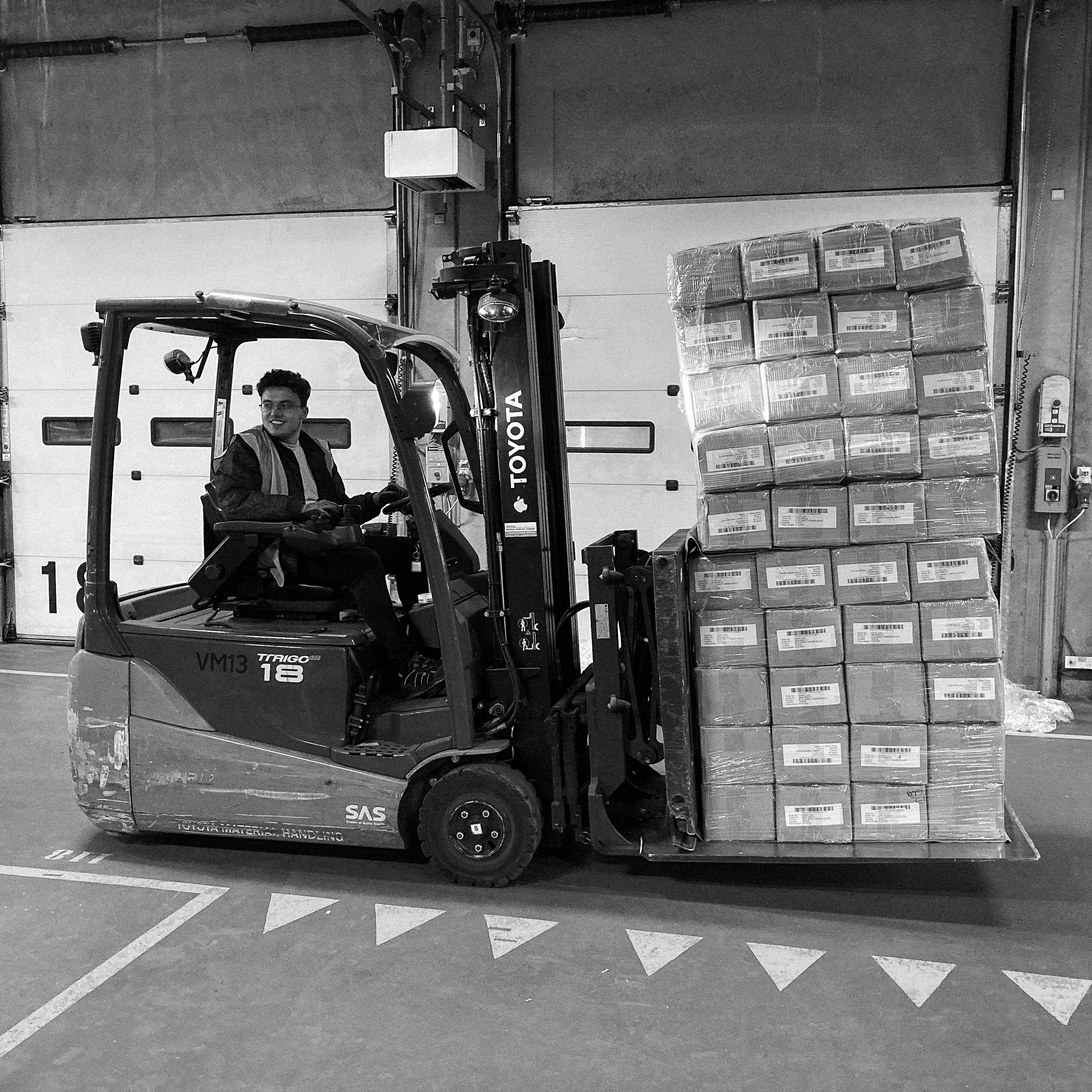 forklift-warehouse